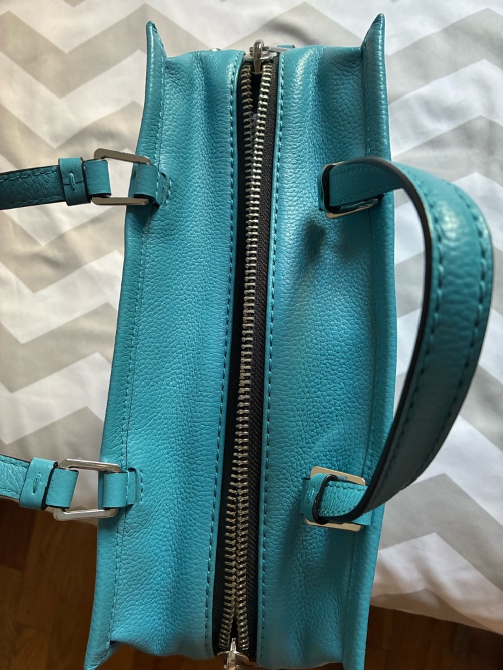 Marc Jacobs Turquoise Pebbled Leather Tote with Logo - Picture 3 of 7
